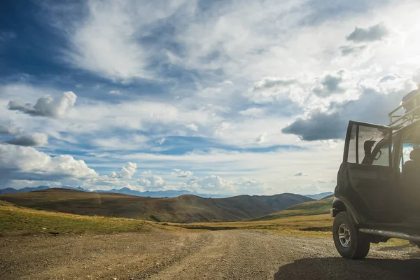 Offroad carro nas rochas — Fotografia de Stock