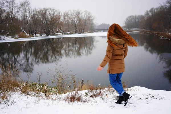 Girl on the background of winter lake. — Stock Photo, Image