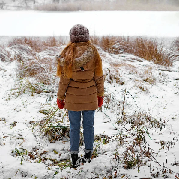Chica en el fondo del lago de invierno . — Foto de Stock