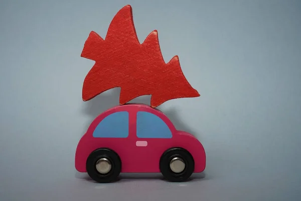 Karácsonyfa a piros játék-autó. — Stock Fotó