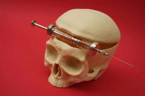 Crâne avec seringue injectable . — Photo