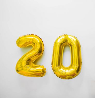 Beyaz arka plan üzerinde izole altın oyuncak balonlar. 20 numara 