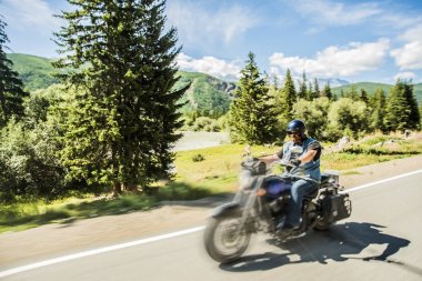 Altay, vahşi doğaya karşı kırsal Chopper motosiklet sürme adam