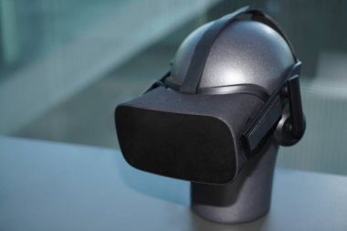 VR sanal gerçeklik yarısı kulaklık ile gümüş gri arka plan üzerine açık gözlük.