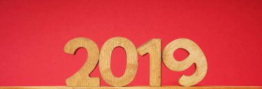 Yeni yıl kartı 2019. Büyük ahşap yıl sayı