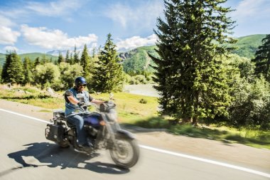Altay, vahşi doğaya karşı kırsal Chopper motosiklet sürme adam