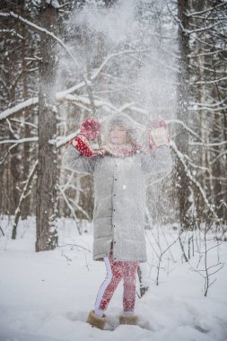 sarışın kadın tatil bir ni içeren ormanda kar Hava atma