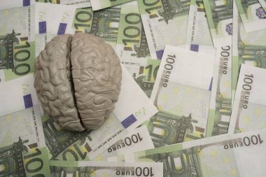 İnsan beyni ve euro faturaları arka plan. 