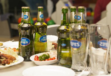 Moskova, Rusya - 29 Aralık 2012: Yakından görünümü ünlü Türk birası Efes gıda ile tabloda eşleşen bardak ve şişeler