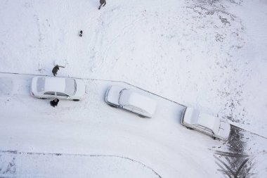  Araba tamamen kar yağışı sırasında karla kaplı. Karla kaplı park etmiş arabaların
