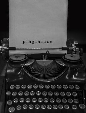 intihal, telif hakkı üzerinde eski bir daktilo basılmış. Siyah retro vintage daktilo kelime beyaz boş kağıt sayfası ile yaşlı