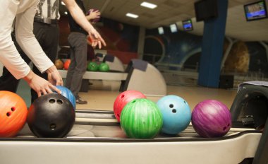 Erkek closeup alarak top bowling için eller 