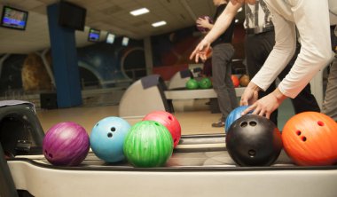 Erkek closeup alarak top bowling için eller 