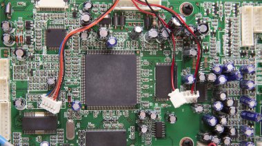 Yeşil sistem kartına mikroçipler ve transistör