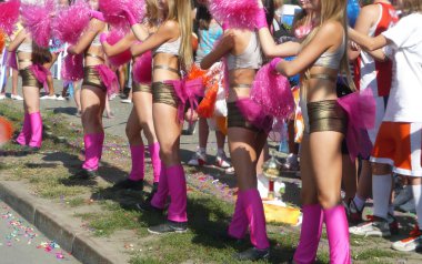 Omsk, Rusya - 13 Ağustos 2013: Grup genç kızlar amigo kız. Şehir günü kutlama. 