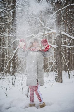 sarışın kadın tatil bir ni içeren ormanda kar Hava atma