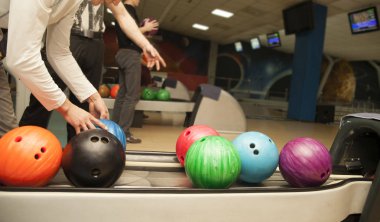 Erkek closeup alarak top bowling için eller 