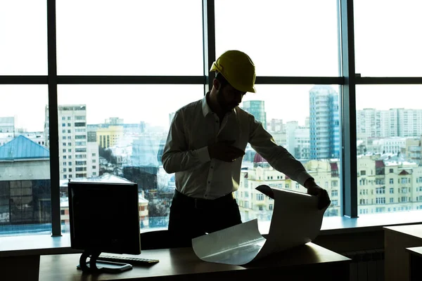 Architecte Regardant Plan Succès Jeune Ingénieur Dans Construction Casque Jaune — Photo