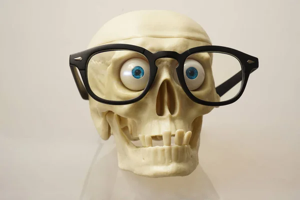 白色背景的眼镜头骨 化学或医学实验室安全概念与头骨佩带塑料实验室护目镜 — 图库照片