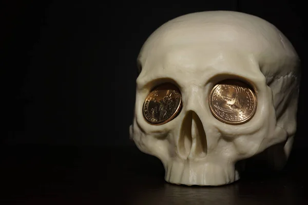 Människans Kranium Med Pengar Dollar Mynt Stället För Ögon Metafor — Stockfoto