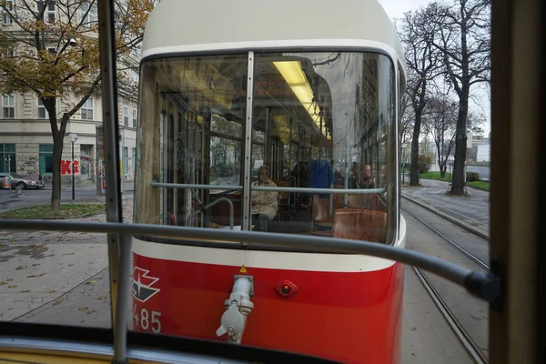 维也纳 奥地利 2017 人在电车在维也纳 维也纳电车网的全长 172Km 是世界上最大的 老电车在维也纳在秋天天 — 图库照片