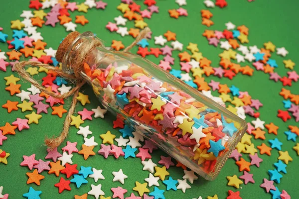 Caramelos Colores Forma Estrellas Una Pequeña Botella Vidrio Con Corcho — Foto de Stock