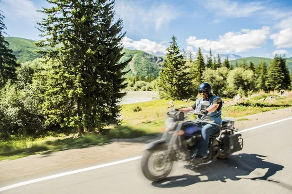 チョッパーのオートバイに乗ってアルタイの大自然に対する田舎男 — ストック写真