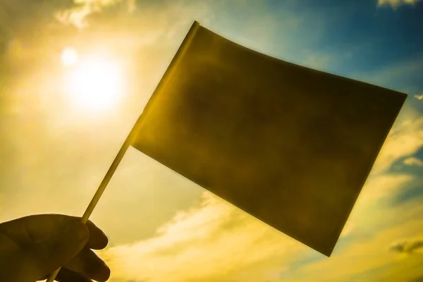 Mano Masculina Sosteniendo Bandera Vacía Con Iluminación Solar — Foto de Stock