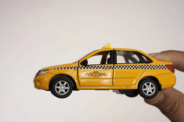 Han Hält Spielzeug Gelbes Taxiauto Modell Isoliert Auf Weißem Hintergrund — Stockfoto