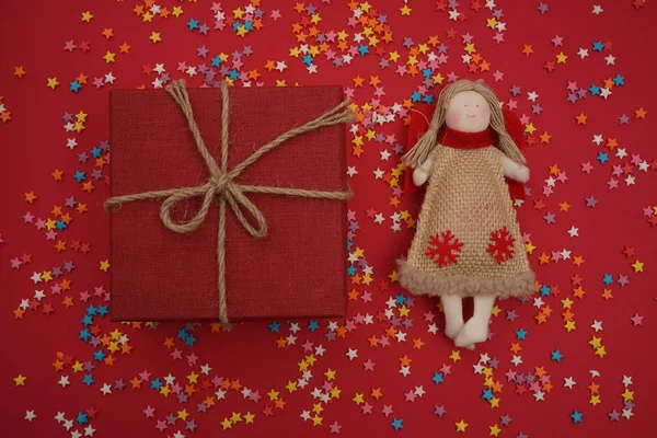 Natal Menina Brinquedo Feriado Com Presente Sobre Vermelho Muitas Estrelas — Fotografia de Stock