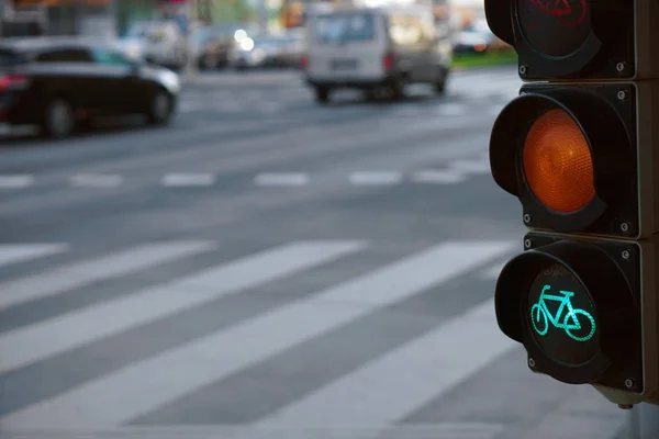 Bilar Som Kör Gatan Centrum Trafik Kurvljusd För Cyklister — Stockfoto