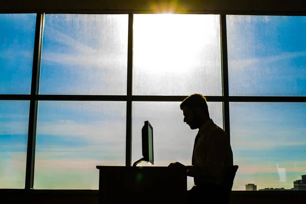 Silhuetten Affärsman Bakgrunden Office Rum Fönster Med Vacker Solnedgång Sky — Stockfoto