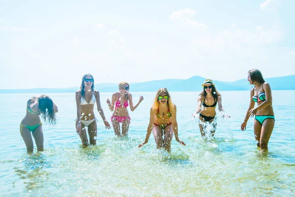 Vue Groupe Amis Amuser Sur Plage Tropicale — Photo