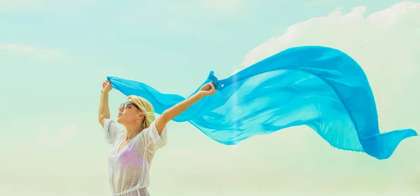 Donna Posa Sulla Spiaggia Estiva Ragazza Bionda Abito Spiaggia Bianco — Foto Stock