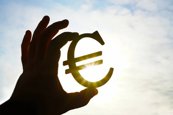 Mano del hombre sosteniendo Euro icono —  Fotos de Stock