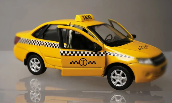 Gelbes Taxiauto Modell Dienstleistungskonzept Spielzeug — Stockfoto