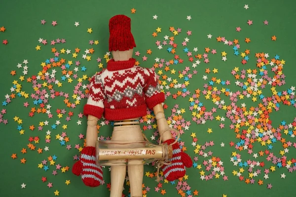 メリー クリスマス カード ニットの Pullower 赤い帽子 透明ボトルとミトンを身に着けている木製図 — ストック写真