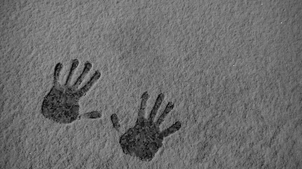 Αποτυπώματα Χεριών Στη Λευκή Υφή Χιονιού — Φωτογραφία Αρχείου