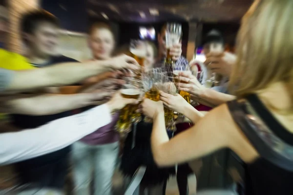 Imagem Turva Grupo Melhores Amigos Brindar Com Cerveja Café Adolescentes — Fotografia de Stock