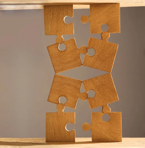 Puzzleteile auf Holztisch — Stockfoto