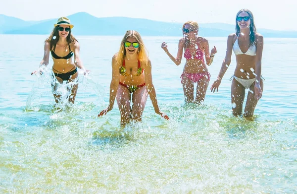 Widok Grupy Przyjaciółmi Having Fun Rozpryskiwania Wody Tropical Beach — Zdjęcie stockowe
