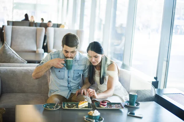 Couple drinking coffee — Stock Photo, Image