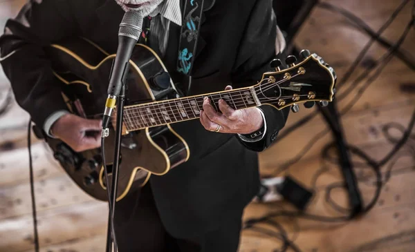 シニア男性歌手はエレク トリック ギターで演奏します 電気コードとフローリングのトップ ビュー — ストック写真