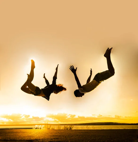 Family Vacations Beach Man Woman Jumping Falling Beach Sunset Background — Stock Photo, Image