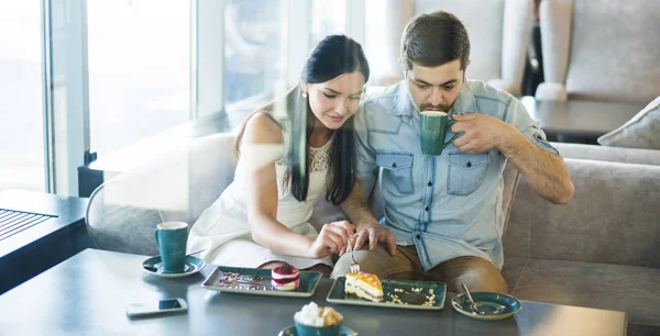 Casal beber café — Fotografia de Stock