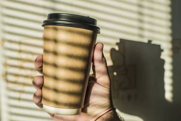 Uma Chávena Café Mão Homem Com Sombra Jalousie Espaço Vazio — Fotografia de Stock