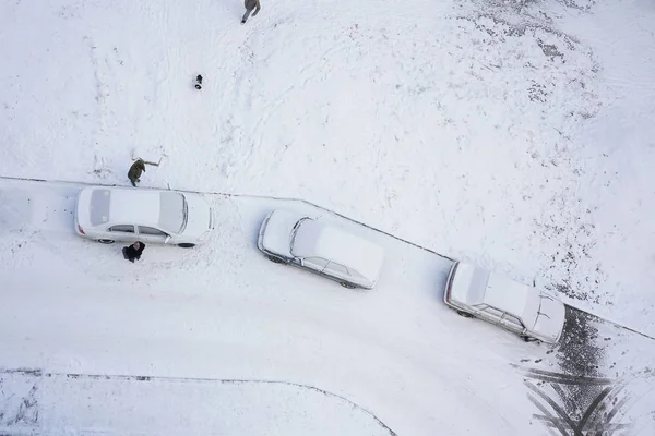 Samochody Całkowicie Pokryte Śniegiem Podczas Opadów Śniegu Zaparkowane Samochody Pokryte — Zdjęcie stockowe