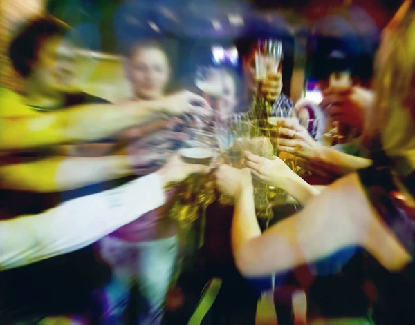 Imagem Turva Grupo Melhores Amigos Brindar Com Cerveja Café Adolescentes — Fotografia de Stock