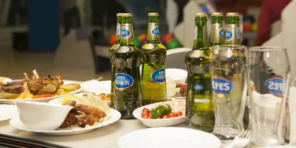 莫斯科 俄罗斯 2012年12月29日 在餐桌上与食物一起关闭瓶子和著名的土耳其啤酒 Efes 的杯子的看法 — 图库照片