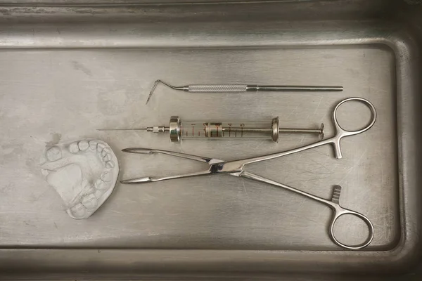 各种牙科设备在金属铁背景下隔离 牙科工具集的特写视图 — 图库照片